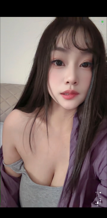 甜美胸大的伊伊